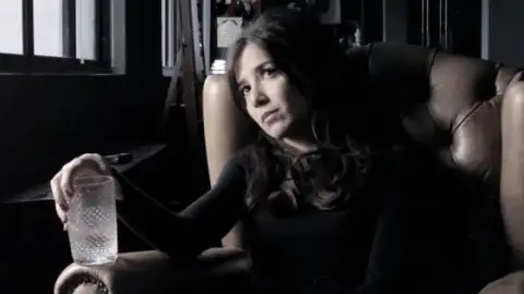 Confira o clipe de "Me Leva", de Marjorie Estiano