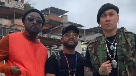Black Eyed Peas visitam favela no Rio de Janeiro e avisam: "Voltamos com uma música nova"