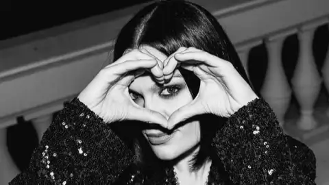 Vídeo: Jessie J faz apresentação surpresa em hotel após show no The Town