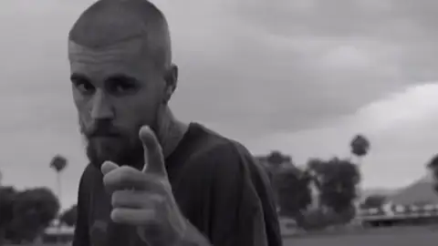 Mãe de Justin Bieber pede orações para o cantor e fãs relacionam com casamento de Selena Gomez